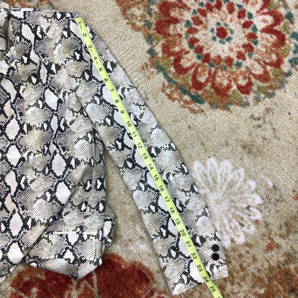 **Zara Basic Snakeskin Print Repitile Blazer Open Front Shoulder Pads M. 
I - Picture 5 of 8